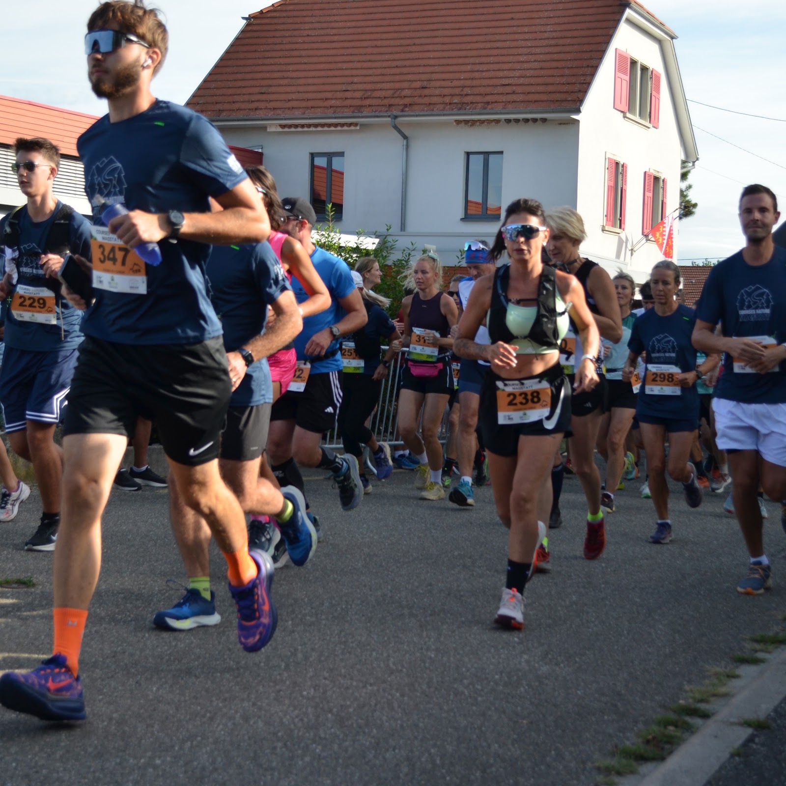 Le peloton groupé dans les premières rues du village