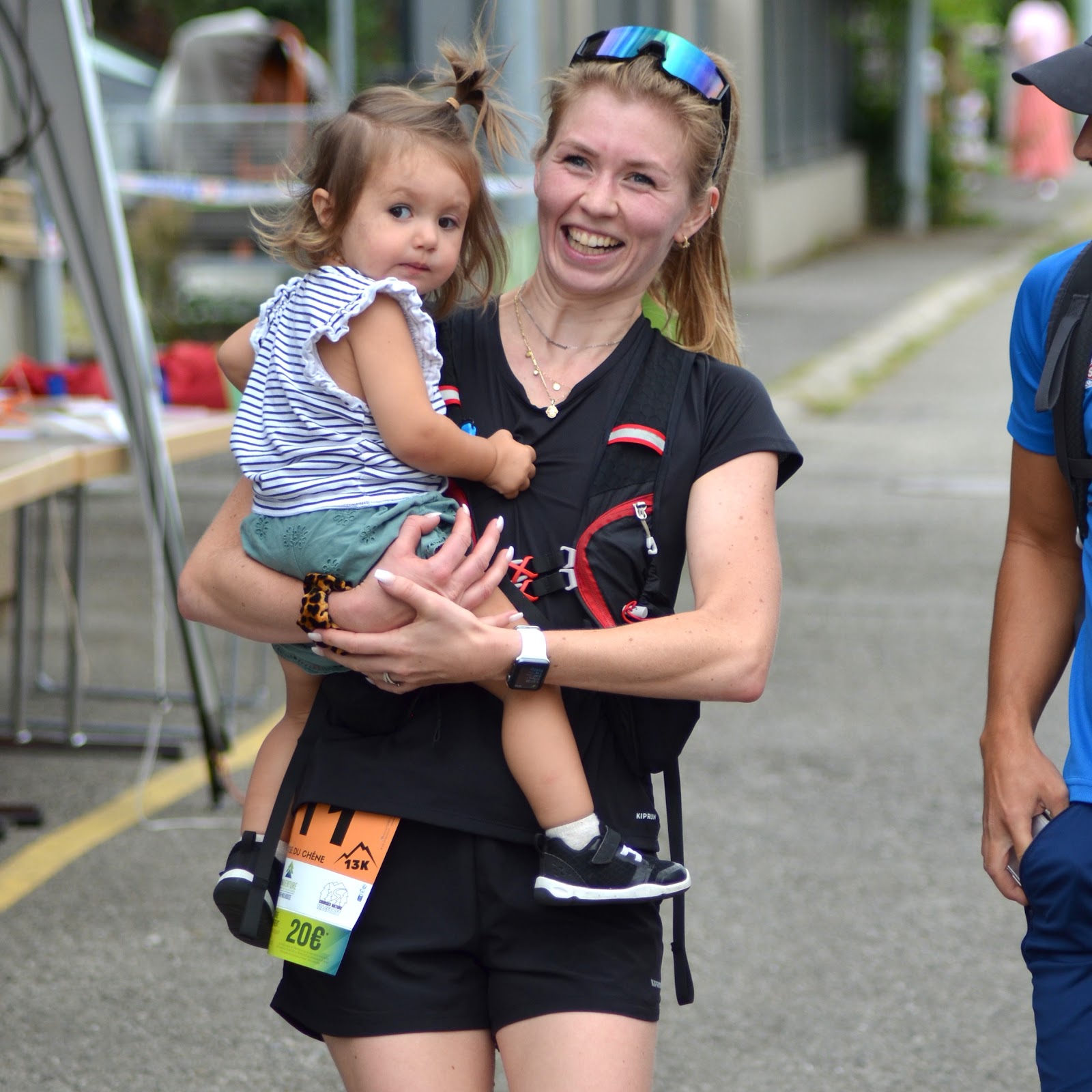 Une coureuse et son enfant à l'arrivée, course en famille
